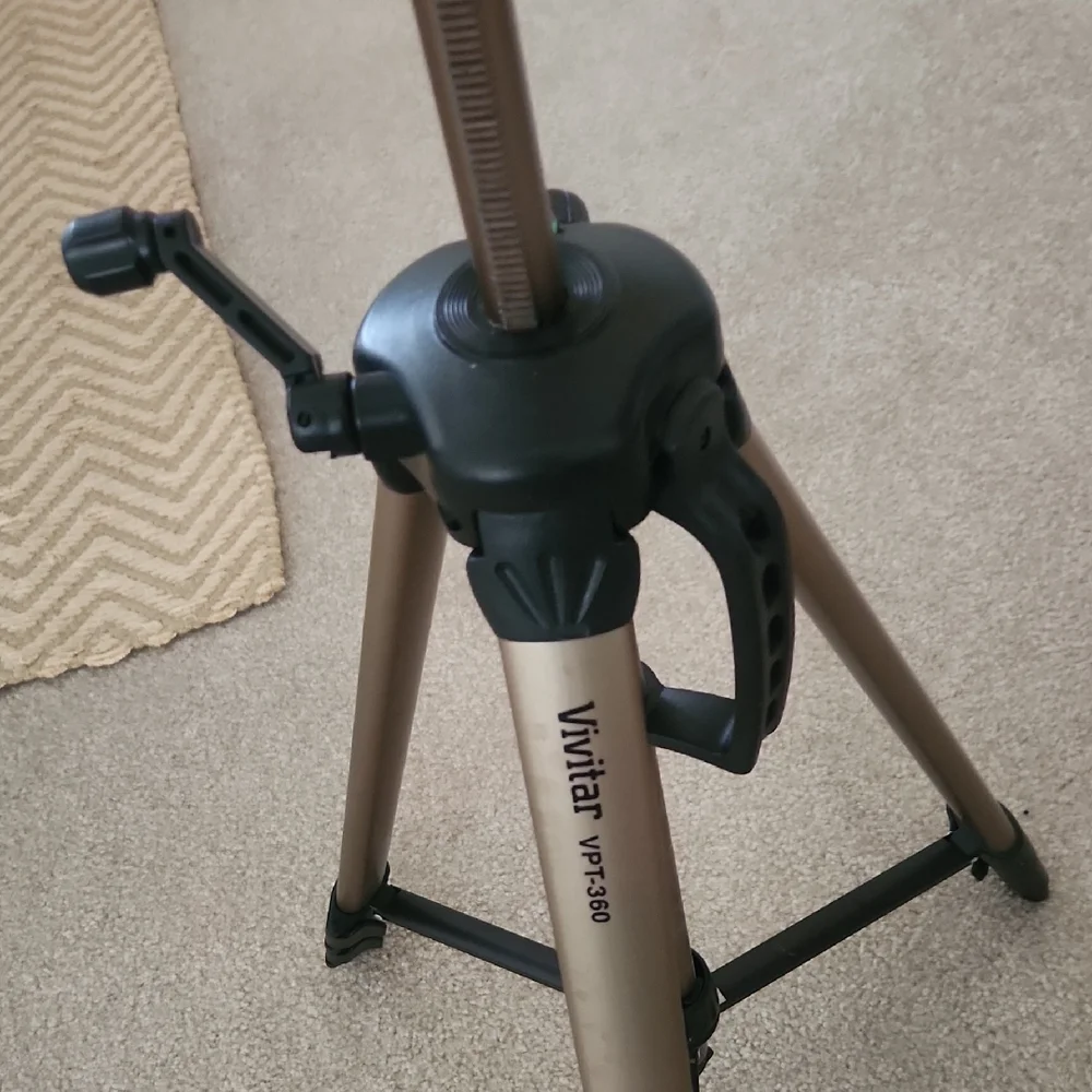 Vivitar VPT-3600 Deluxe Lightweight Camera/Video Tripod